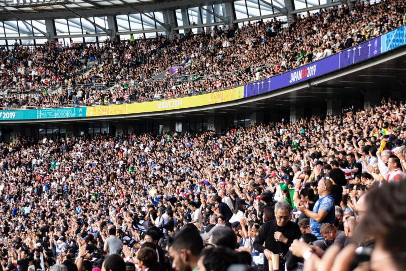 Estadio replete de aficionados durante la Copa del Mundo de Fútbol.