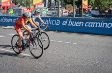 Carrera ciclista con publicidad de Galicia.
