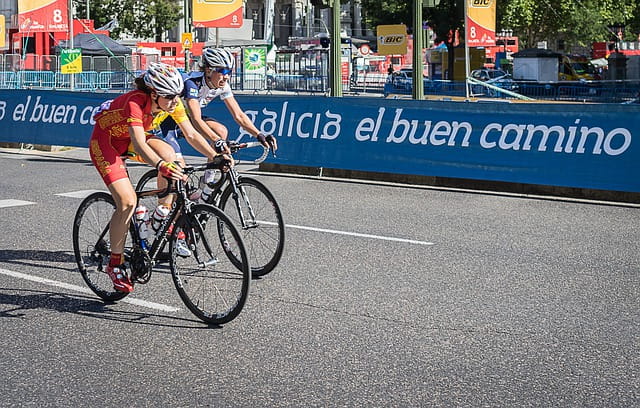 Carrera ciclista con publicidad de Galicia.