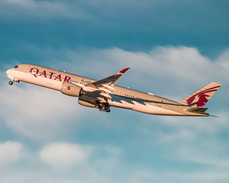 Avión de Qatar Airways despegando.