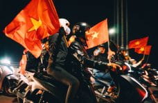 Moteros portando banderas de Vietnam.