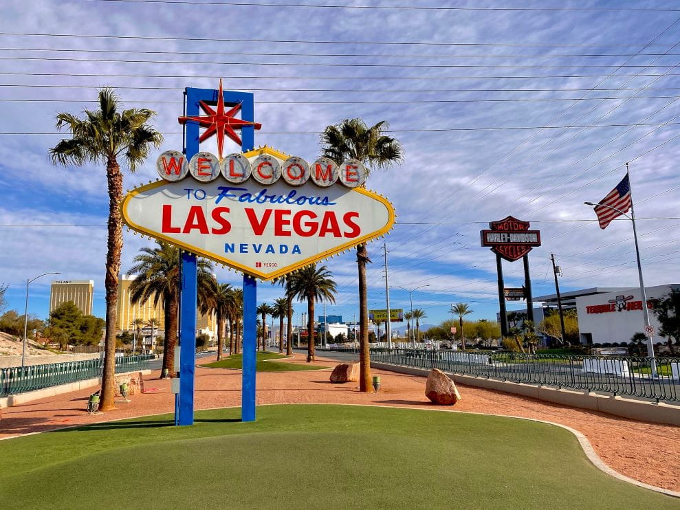 Cartel de carretera con la leyenda Bienvenido a Las Vegas, Nevada.
