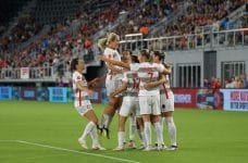 Jugadoras de fútbol celebrando un gol.