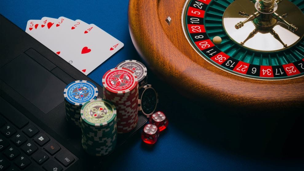 Juegos de azar online, con ruleta y póker.