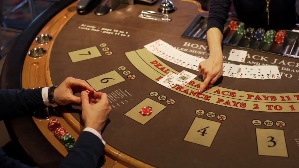 Jugando al blackjack en un casino.