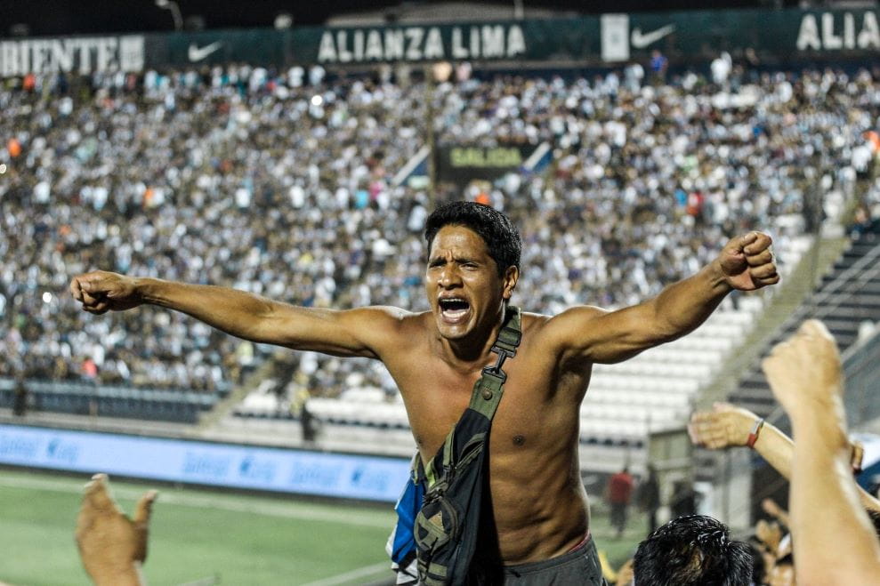 Seguidor del equipo de fútbol Alianza Lima en el estadio.