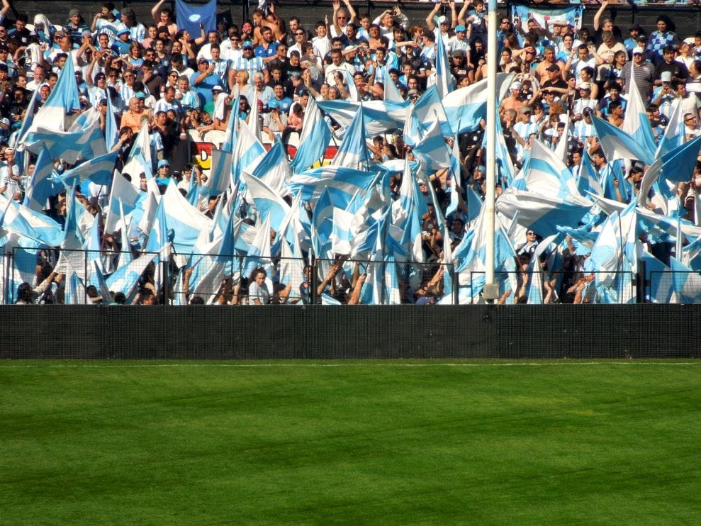 Banderas argentinas durante un partido de fútbol.