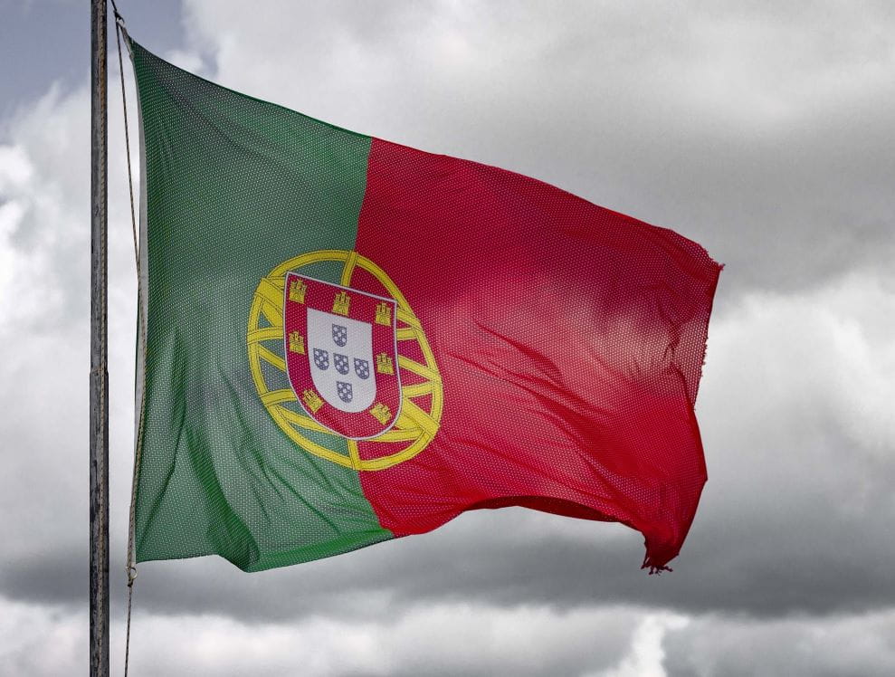 Bandera portuguesa en un mástil.
