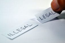 Dos tiras de papel con las palabras legal e ilegal.