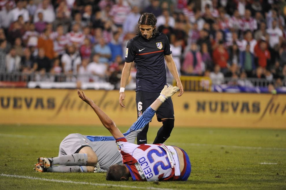 Jugadores de fútbol lesionados en el campo.