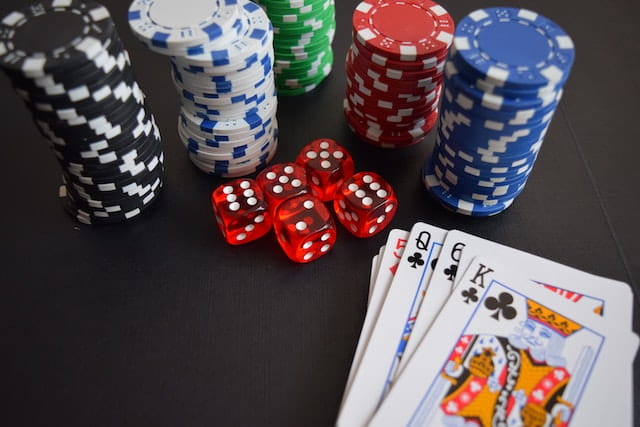 Fichas de póker, cartas y dados.