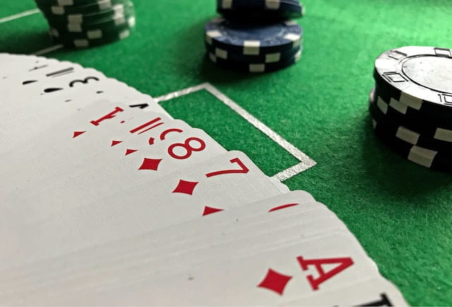 Cartas y fichas de póker sobre el tapete.