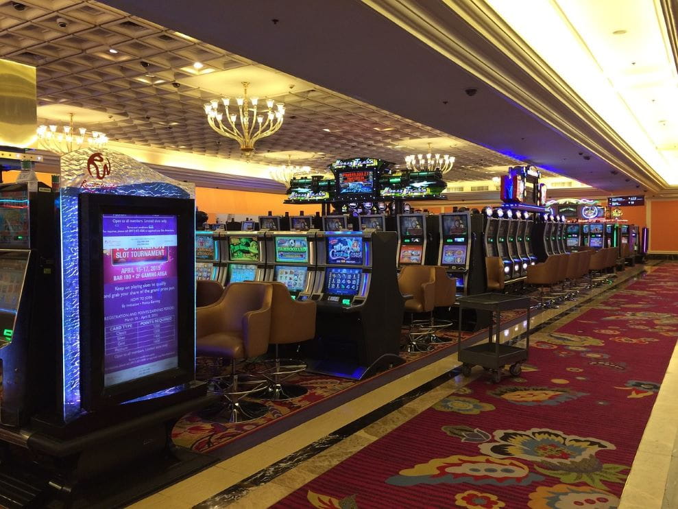 Máquinas tragaperras en un casino.
