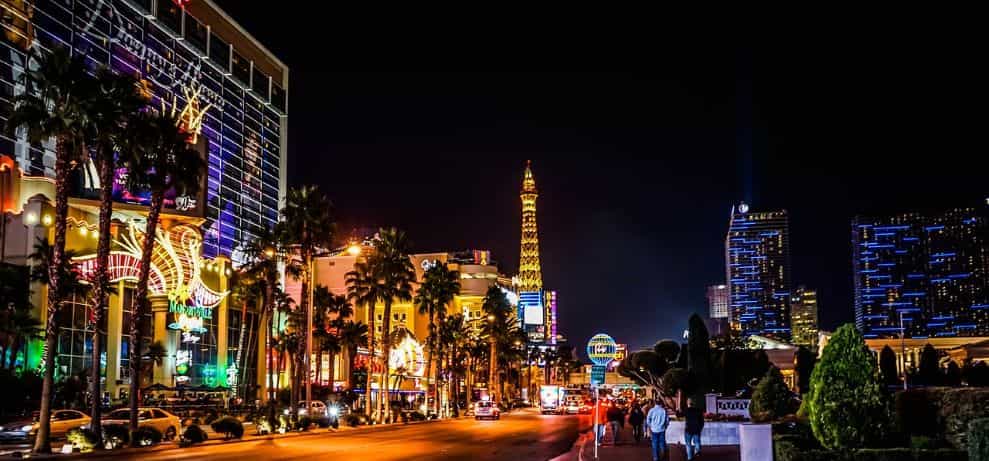 Avenida de Las Vegas de noche iluminada por las múltiples luces de sus edificios.