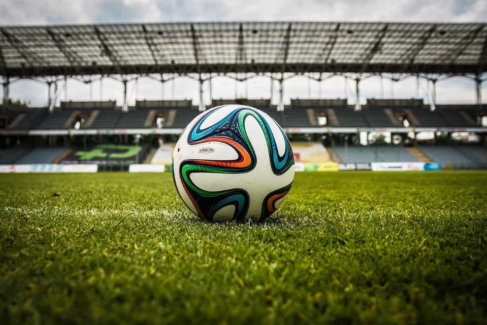 Balón de fútbol sobre el césped de un campo de fútbol.