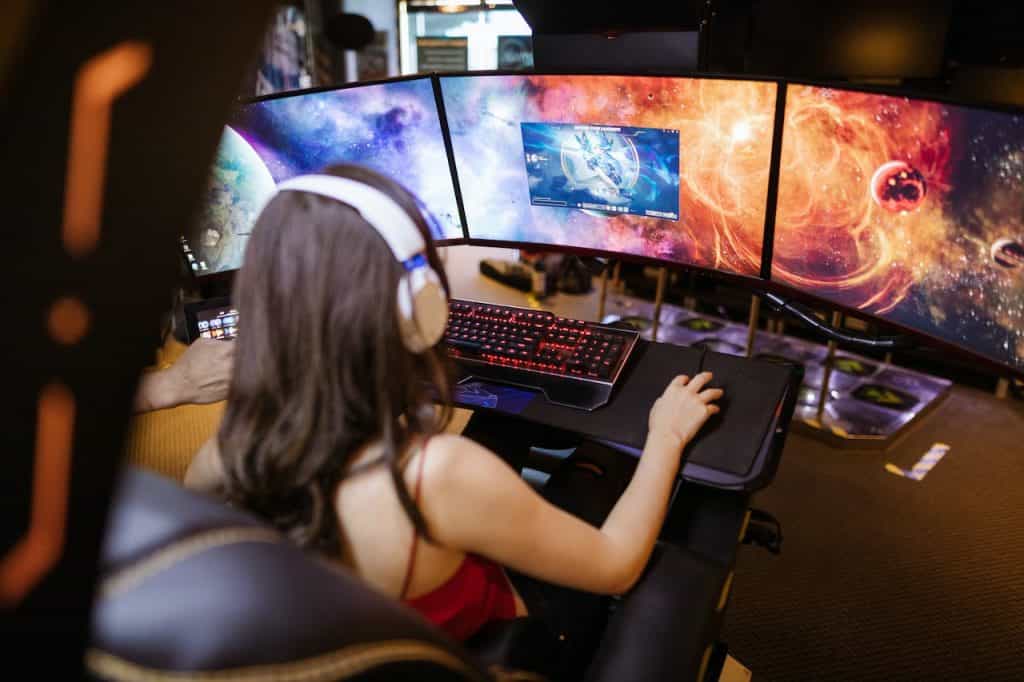 Chica joven jugando a un juego electrónico.