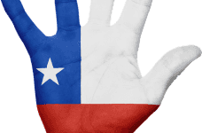 Mano y antebrazo pintados con los colores de la bandera de Chile.
