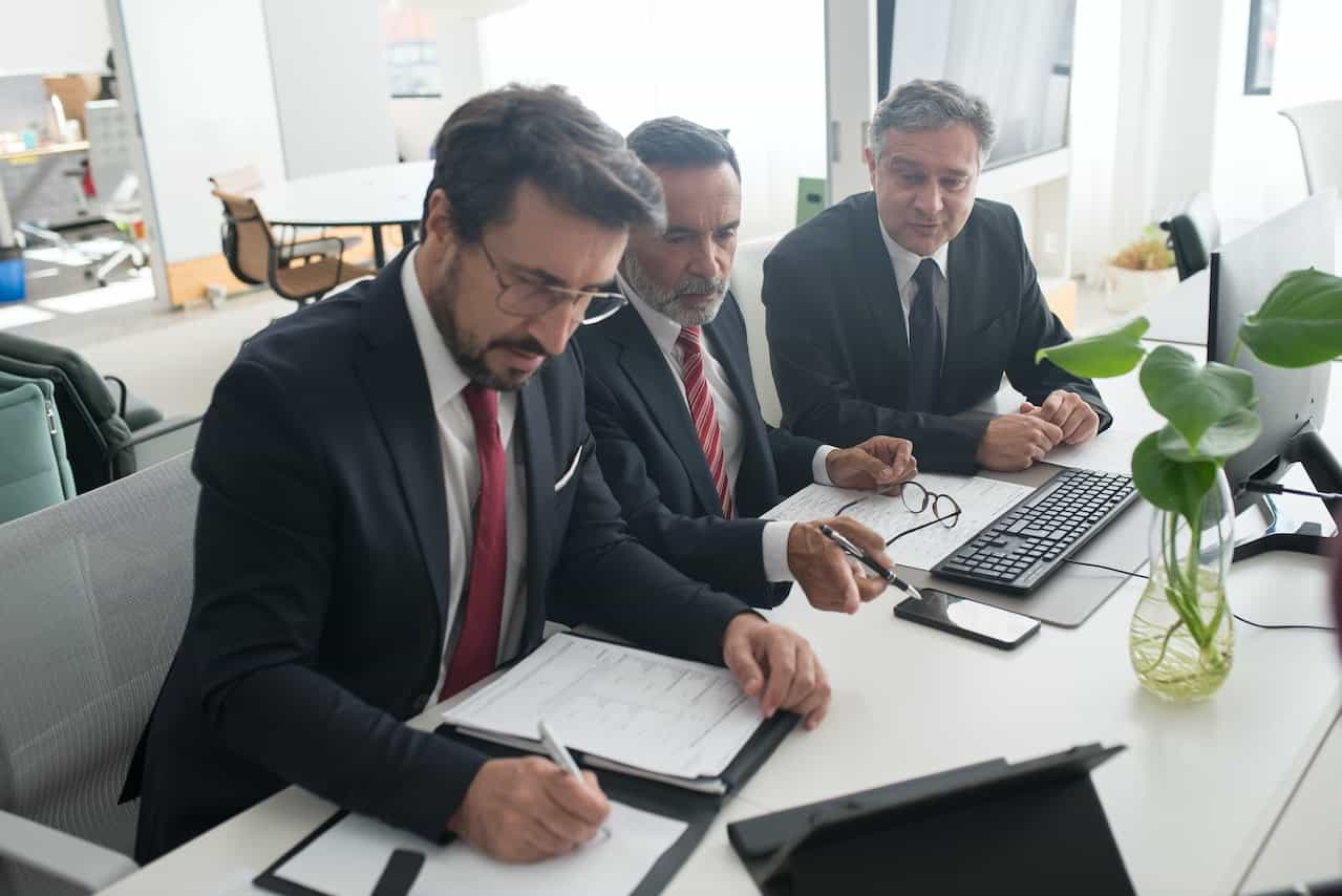 Miembros de la junta de accionistas reunidos en una sala. 