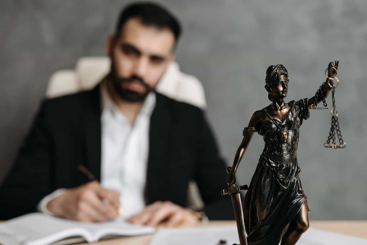 Estatuilla de la justicia sobre la mesa de un fiscal