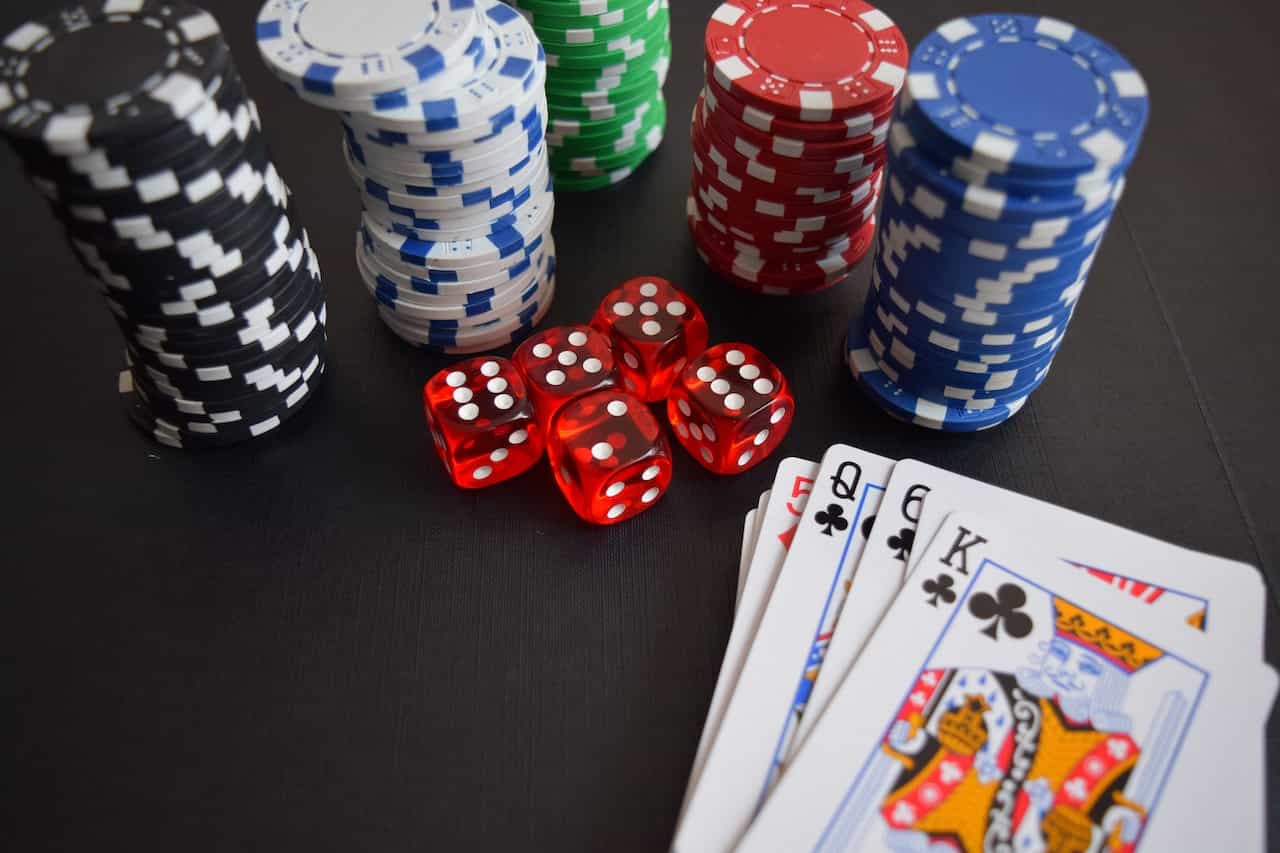 Fichas de póker, dados y naipes.