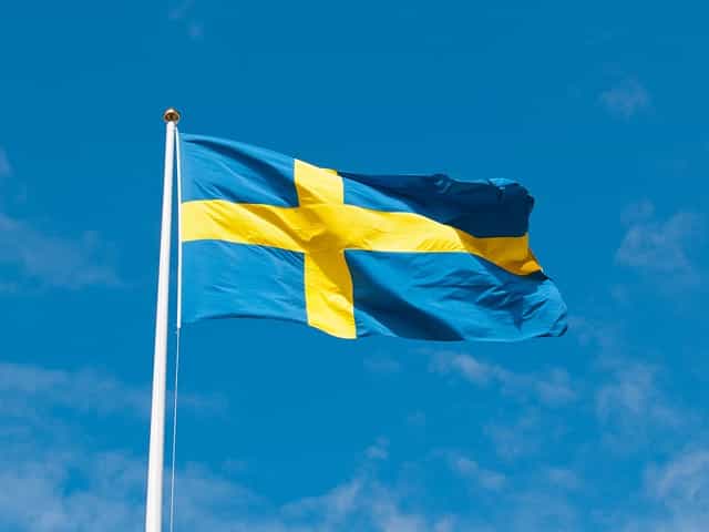 Bandera Suecia ondeando.