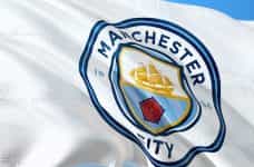 Bandera con el escudo del Manchester City.