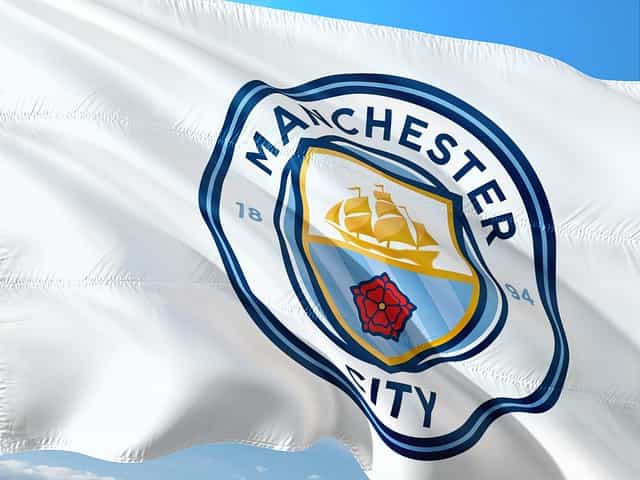 Bandera con el escudo del Manchester City.
