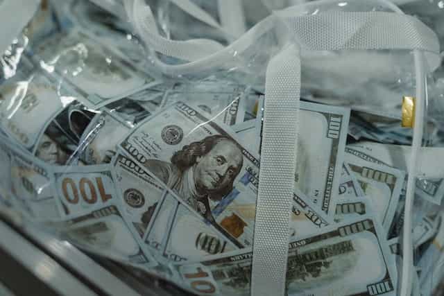 Billetes dentro de una bolsa de plástico transparente.