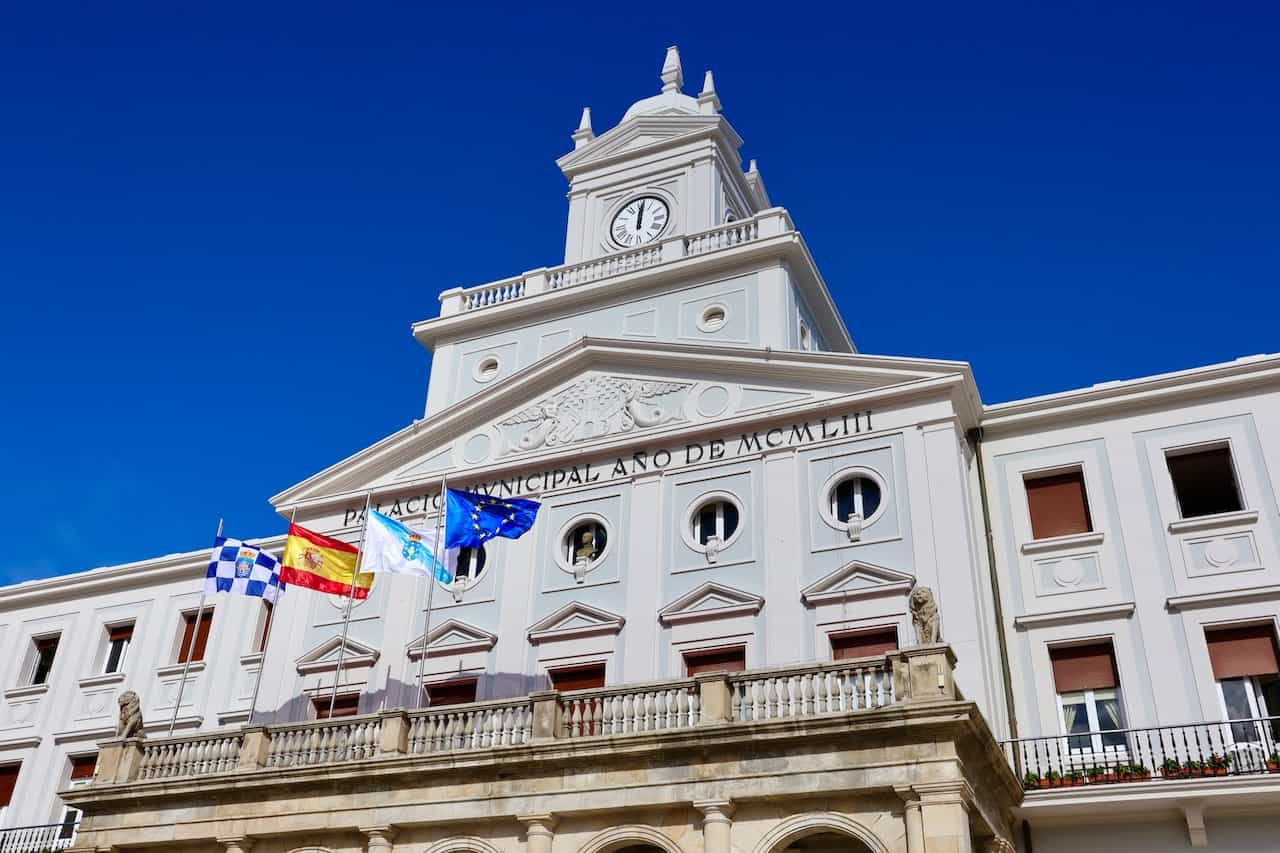 Fachada de un edificio institucional de Galicia.