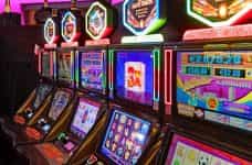 Varias máquinas tragaperras en un casino físico.