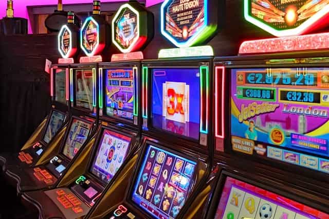 Varias máquinas tragaperras en un casino físico.