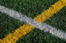 Líneas pintadas sobre un campo de fútbol formando una X.