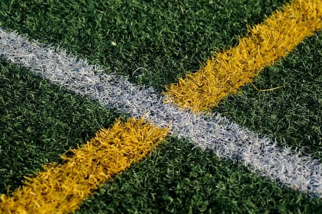 Líneas pintadas sobre un campo de fútbol formando una X.