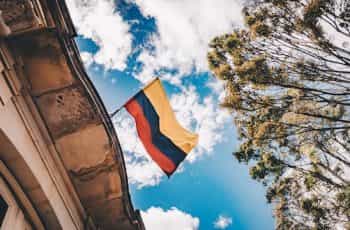Bandera de Colombia ondeando en la fachada de un edificio.