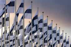 Banderas de Finlandia ondeando.