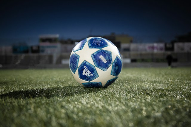 Balón de fútbol sobre el césped del campo.