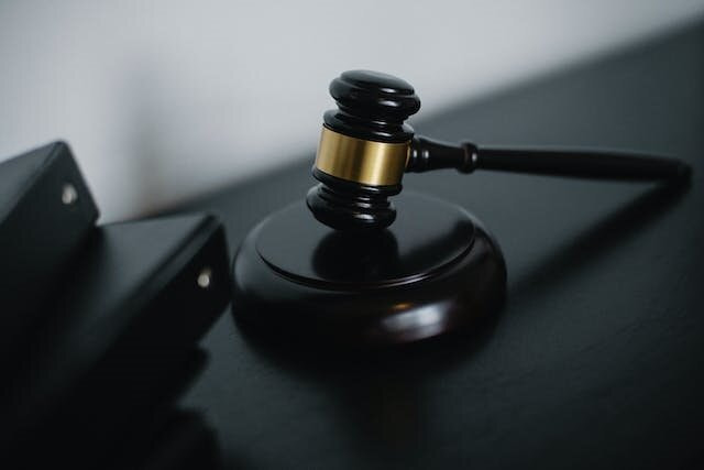 Mazo de la justicia apoyado sobre la base donde se golpea.
