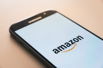 Pantalla de un móvil con el logotipo de Amazon.