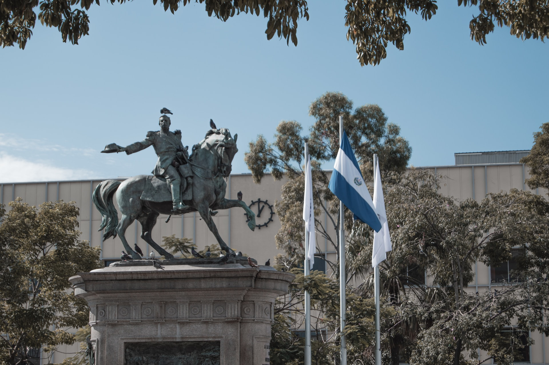 Estatua de un hombre a caballo en el centro histórico de El Salvador.