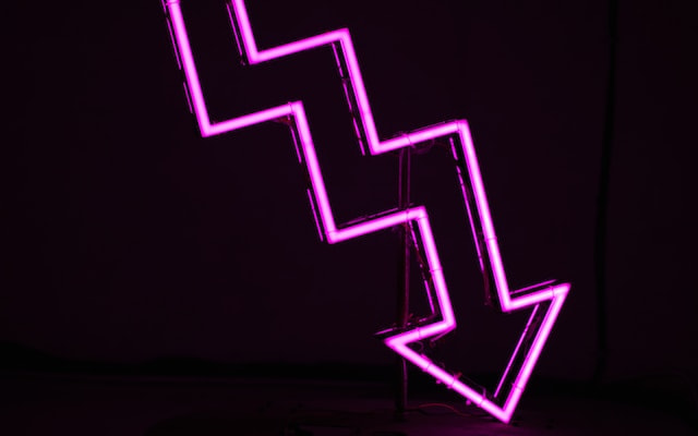 Flecha de neon apuntando hacia abajo.