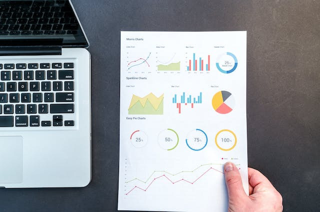 Persona sosteniendo un informe con varios gráficos.