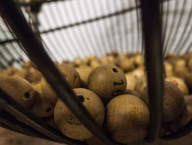 Bombo de la lotería con bolas en su interior.