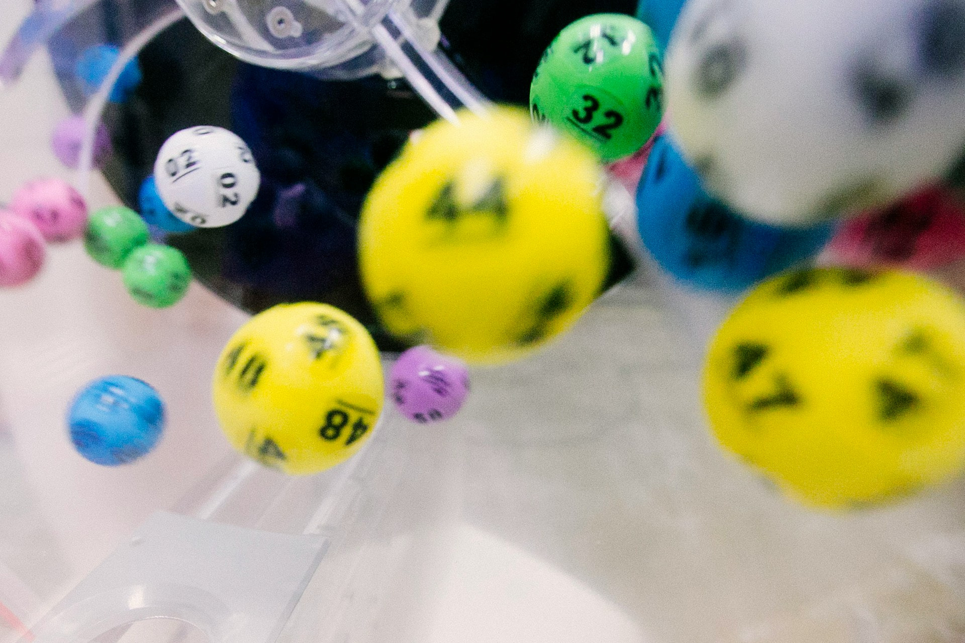 Bolas girando dentro de un bombo de la lotería.