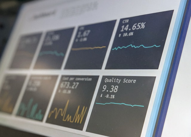 Monitor con gráficos y datos.