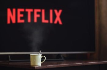 Televisión con el logotipo de Netflix.