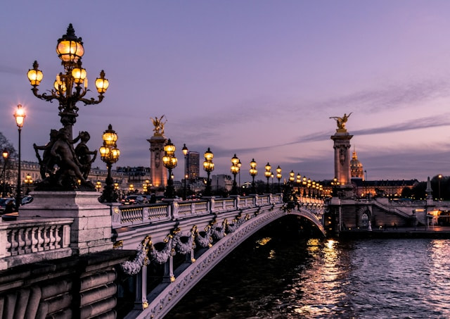 Puente de Alejandro III de París, Francia.