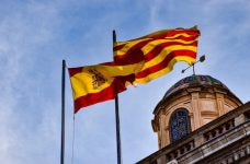 Bandera de España y de Cataluña ondeando.