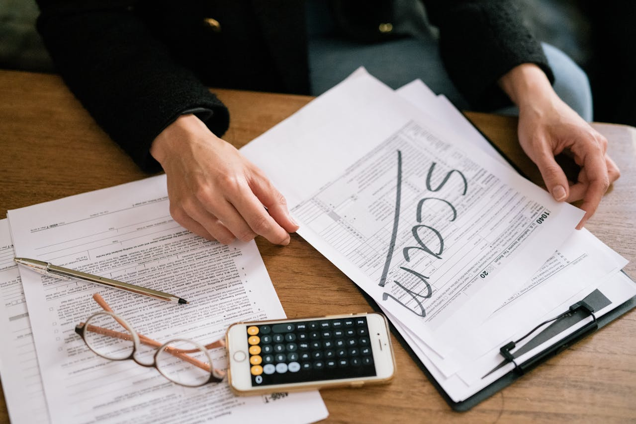 Dosieres de estafas sobre un escritorio.