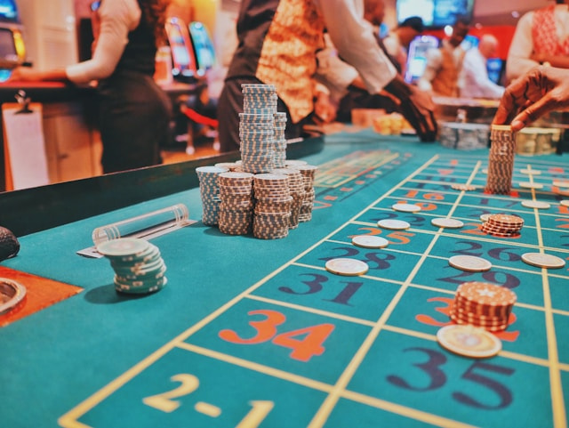 Fichas encima de un tapete de ruleta en un casino.