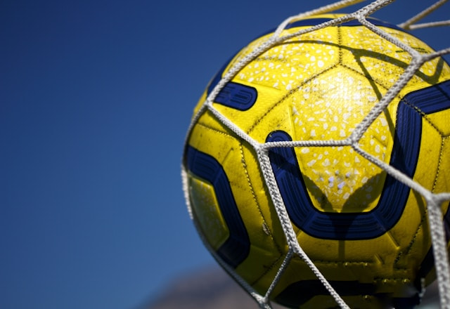 Balón de fútbol impactando en la red.